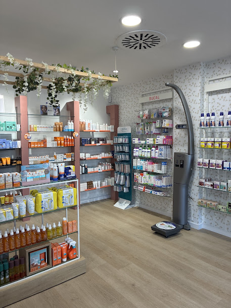 Productos en las estanterías de Farmacia La Muela